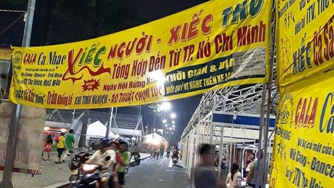 Yêu cầu gánh xiếc trả lại tiền vé cho khán giả - Ảnh 1. Yêu cầu gánh xiếc trả lại tiền vé cho khán giả - Ảnh 1.