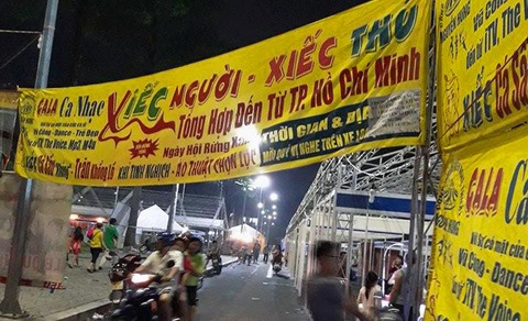 Phạt gánh xiếc bị khán giả giựt micro 40 triệu đồng - Ảnh 2. Phạt gánh xiếc bị khán giả giựt micro 40 triệu đồng - Ảnh 2.