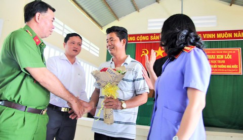 Xin lỗi thuyền trưởng bị kết án oan vụ sà lan đâm chìm ghe - Ảnh 1. Xin lỗi thuyền trưởng bị kết án oan vụ sà lan đâm chìm ghe - Ảnh 1.