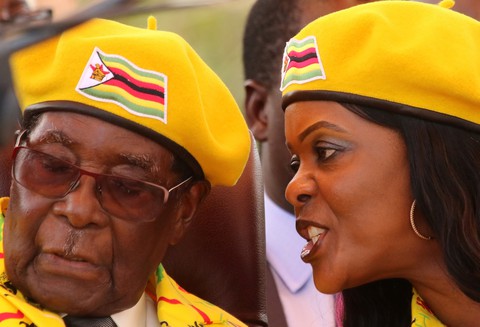 Choáng với những đền bồi để tổng thống Zimbabwe từ chức - Ảnh 1. Choáng với những đền bồi để tổng thống Zimbabwe từ chức - Ảnh 1.