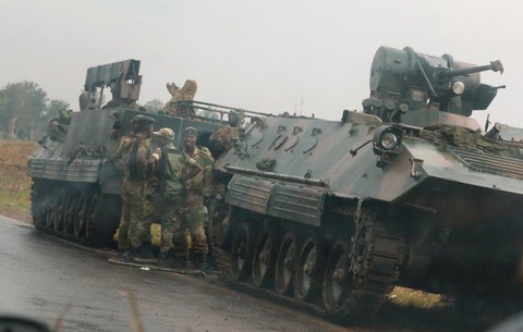Tổng thống già muốn độc quyền, bị quân đội Zimbabwe quản thúc - Ảnh 7. Tổng thống già muốn độc quyền, bị quân đội Zimbabwe quản thúc - Ảnh 7.