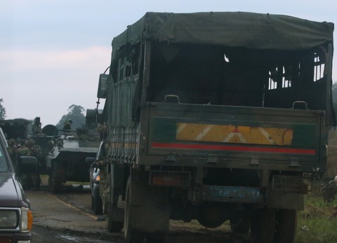 Tổng thống già muốn độc quyền, bị quân đội Zimbabwe quản thúc - Ảnh 8. Tổng thống già muốn độc quyền, bị quân đội Zimbabwe quản thúc - Ảnh 8.
