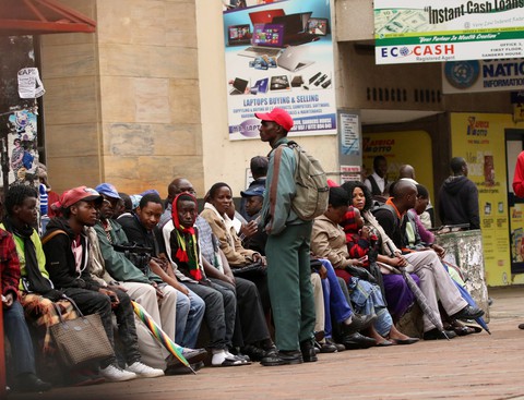 Tổng thống già muốn độc quyền, bị quân đội Zimbabwe quản thúc - Ảnh 6. Tổng thống già muốn độc quyền, bị quân đội Zimbabwe quản thúc - Ảnh 6.
