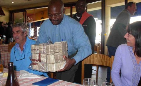 Zimbabwe dưới triều đại Mugabe qua mười con số khó tin - Ảnh 3. Zimbabwe dưới triều đại Mugabe qua mười con số khó tin - Ảnh 3.