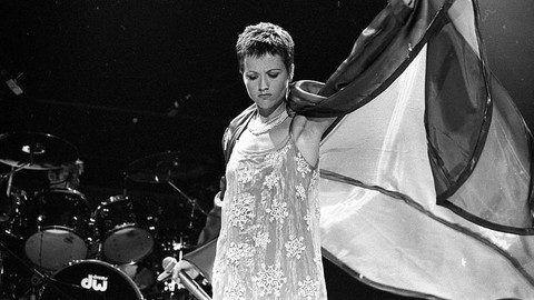 Ca sĩ Dolores O’Riordan đột ngột qua đời ở tuổi 46 - Ảnh 2. Ca sĩ Dolores O’Riordan đột ngột qua đời ở tuổi 46 - Ảnh 2.