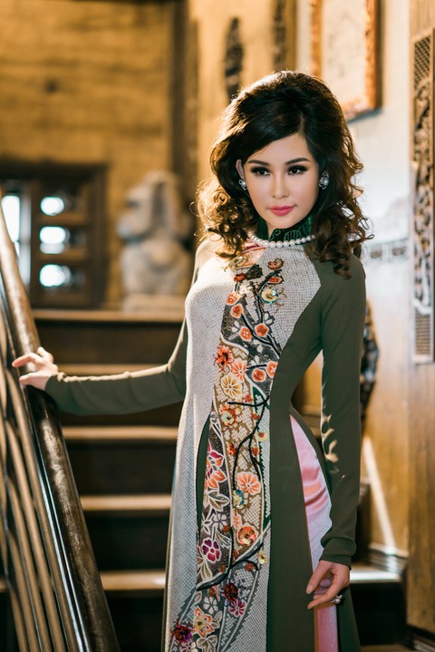Lê Âu Ngân Anh làm người mẫu áo dài mới của Võ Việt Chung - Ảnh 4. Lê Âu Ngân Anh làm người mẫu áo dài mới của Võ Việt Chung - Ảnh 4.