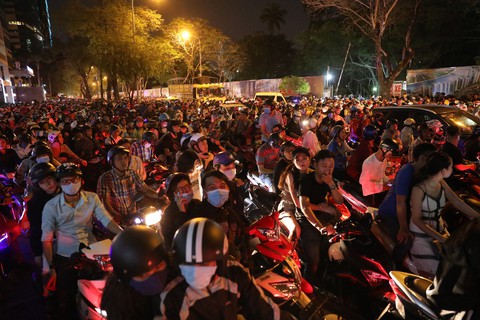 Người Sài Gòn ngủ gật giữa dòng xe kẹt cứng 1h sáng 1-1 - Ảnh 13. Người Sài Gòn ngủ gật giữa dòng xe kẹt cứng 1h sáng 1-1 - Ảnh 13.