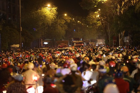 Người Sài Gòn ngủ gật giữa dòng xe kẹt cứng 1h sáng 1-1 - Ảnh 8. Người Sài Gòn ngủ gật giữa dòng xe kẹt cứng 1h sáng 1-1 - Ảnh 8.