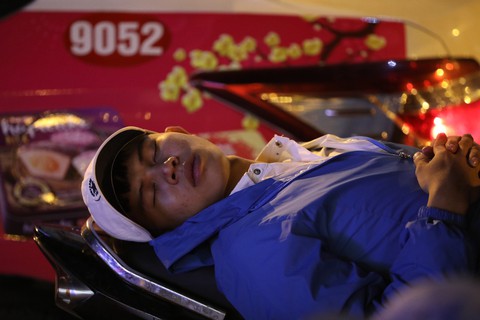 Người Sài Gòn ngủ gật giữa dòng xe kẹt cứng 1h sáng 1-1 - Ảnh 4. Người Sài Gòn ngủ gật giữa dòng xe kẹt cứng 1h sáng 1-1 - Ảnh 4.