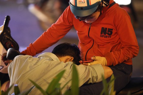 Người Sài Gòn ngủ gật giữa dòng xe kẹt cứng 1h sáng 1-1 - Ảnh 5. Người Sài Gòn ngủ gật giữa dòng xe kẹt cứng 1h sáng 1-1 - Ảnh 5.