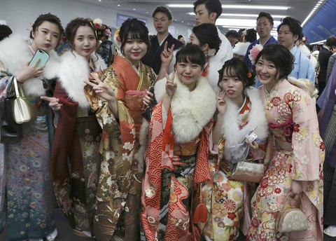 Thiếu nữ Nhật rạng rỡ kimono trong lễ trưởng thành - Ảnh 1. Thiếu nữ Nhật rạng rỡ kimono trong lễ trưởng thành - Ảnh 1.