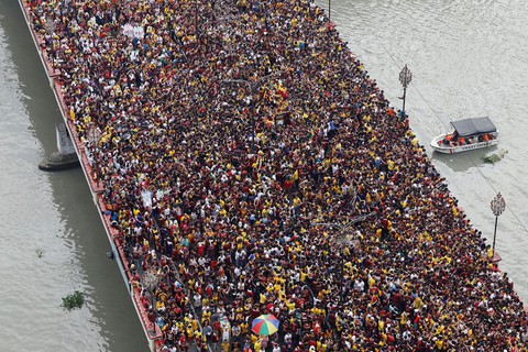 Chen lấn kinh hoàng tại lễ hội Black Nazarene ở Philippines - Ảnh 1. Chen lấn kinh hoàng tại lễ hội Black Nazarene ở Philippines - Ảnh 1.