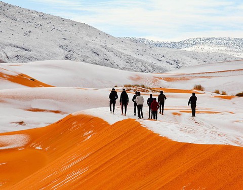 Chuyện khó tin: tuyết rơi phủ trắng sa mạc Sahara - Ảnh 1. Chuyện khó tin: tuyết rơi phủ trắng sa mạc Sahara - Ảnh 1.