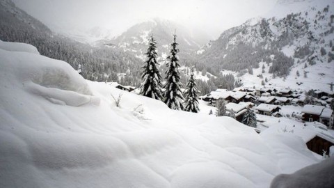 13.000 du khách mắc kẹt do bão tuyết trên dãy Alps - Ảnh 1. 13.000 du khách mắc kẹt do bão tuyết trên dãy Alps - Ảnh 1.