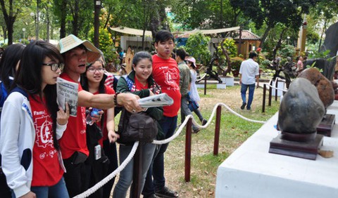 Cây cỏ công viên hư hại vì hội chợ, Sở GTVT báo cáo thành phố - Ảnh 1. Cây cỏ công viên hư hại vì hội chợ, Sở GTVT báo cáo thành phố - Ảnh 1.