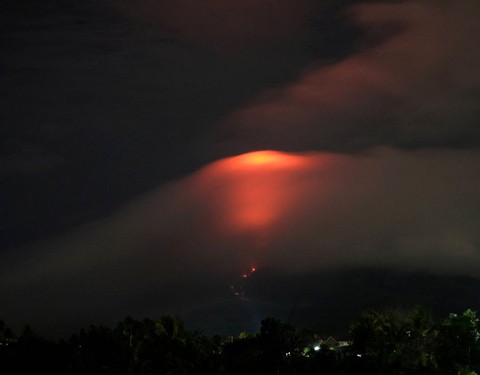 Philippines ban bố tình trạng thiên tai khi Mayon phun nham thạch đỏ rực - Ảnh 2. Philippines ban bố tình trạng thiên tai khi Mayon phun nham thạch đỏ rực - Ảnh 2.