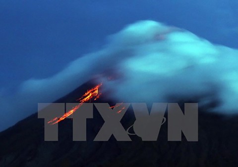 Núi lửa Mayon phun trào dữ dội - Ảnh 1. Núi lửa Mayon phun trào dữ dội - Ảnh 1.