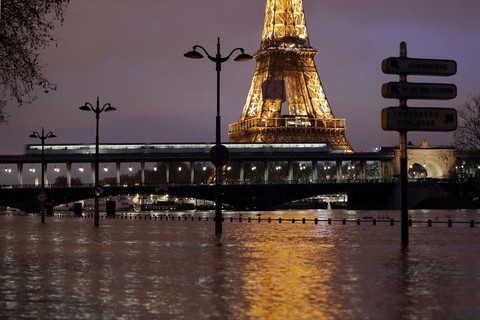 Du lịch Paris bị ảnh hưởng vì lũ sông Seine dâng 5,2m - Ảnh 1. Du lịch Paris bị ảnh hưởng vì lũ sông Seine dâng 5,2m - Ảnh 1.