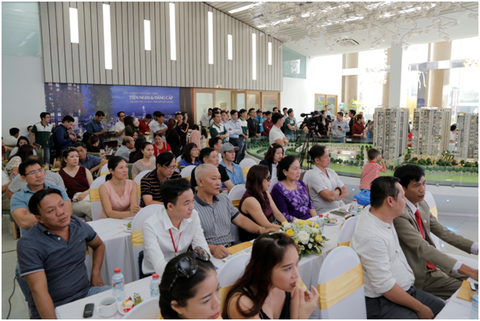HaDo Centrosa Garden: Đã tìm ra 2 khách hàng may mắn trúng xe Mercedes - Ảnh 1. HaDo Centrosa Garden: Đã tìm ra 2 khách hàng may mắn trúng xe Mercedes - Ảnh 1.
