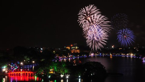 Hà Nội bắn pháo hoa 30 điểm đêm giao thừa Mậu Tuất - Ảnh 1. Hà Nội bắn pháo hoa 30 điểm đêm giao thừa Mậu Tuất - Ảnh 1.