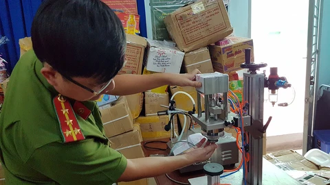 Hàng ngàn chai nước hoa giả phù phép từ hóa chất Trung Quốc - Ảnh 1. Hàng ngàn chai nước hoa giả phù phép từ hóa chất Trung Quốc - Ảnh 1.