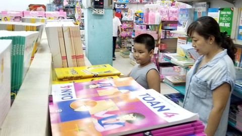 Nhiều câu hỏi về sách giáo khoa chưa được nhà xuất bản trả lời - Ảnh 1. Nhiều câu hỏi về sách giáo khoa chưa được nhà xuất bản trả lời - Ảnh 1.