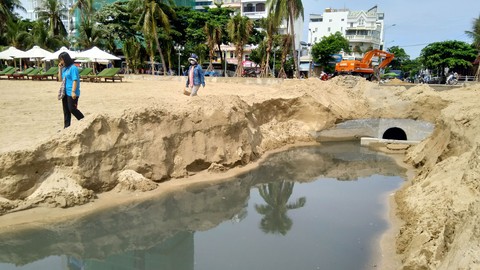 Nước thải xả thẳng xuống vịnh Nha Trang - Ảnh 1. Nước thải xả thẳng xuống vịnh Nha Trang - Ảnh 1.