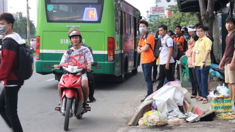 Sài Gòn rác bủa vây khắp nơi - Ảnh 1. Sài Gòn rác bủa vây khắp nơi - Ảnh 1.