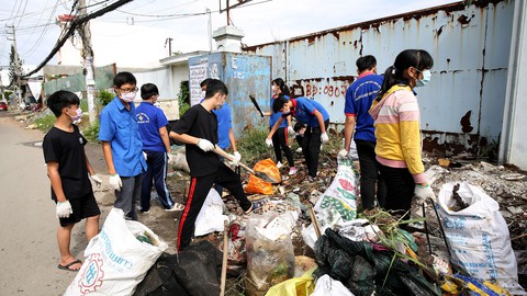 Thay phạt tiền bằng phạt dọn rác - Ảnh 1. Thay phạt tiền bằng phạt dọn rác - Ảnh 1.