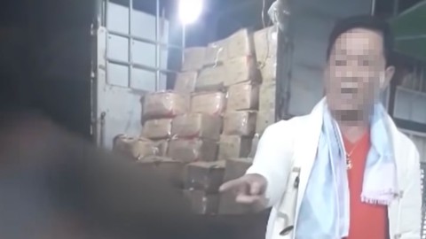 Nhức nhối nạn làm tiền ở chợ Long Biên - Ảnh 2. Nhức nhối nạn làm tiền ở chợ Long Biên - Ảnh 2.