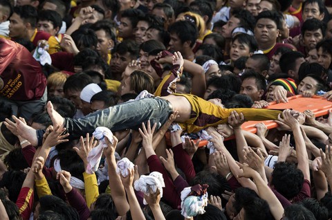 Chen lấn kinh hoàng tại lễ hội Black Nazarene ở Philippines - Ảnh 10. Chen lấn kinh hoàng tại lễ hội Black Nazarene ở Philippines - Ảnh 10.
