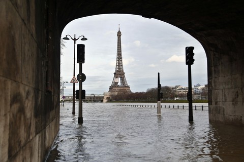 Du lịch Paris bị ảnh hưởng vì lũ sông Seine dâng 5,2m - Ảnh 10. Du lịch Paris bị ảnh hưởng vì lũ sông Seine dâng 5,2m - Ảnh 10.