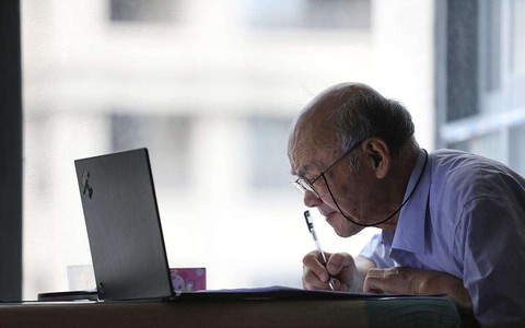 Người trẻ bôn ba, người già cô đơn - Ảnh 1. Người trẻ bôn ba, người già cô đơn - Ảnh 1.