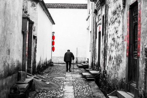 Người trẻ bôn ba, người già cô đơn - Ảnh 2. Người trẻ bôn ba, người già cô đơn - Ảnh 2.