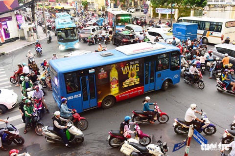 Lùm xùm trợ giá cho xe buýt trợ giá - Ảnh 1. Lùm xùm trợ giá cho xe buýt trợ giá - Ảnh 1.