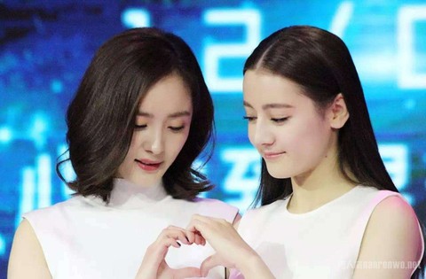Ai phát hiện 1 trong những gương mặt đẹp nhất thế giới Địch Lệ Nhiệt Ba - Ảnh 1. Ai phát hiện 1 trong những gương mặt đẹp nhất thế giới Địch Lệ Nhiệt Ba - Ảnh 1.