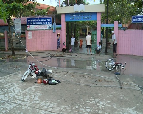 Giám định kỹ vụ rơi dây điện khiến hai học sinh tử vong - Ảnh 1. Giám định kỹ vụ rơi dây điện khiến hai học sinh tử vong - Ảnh 1.