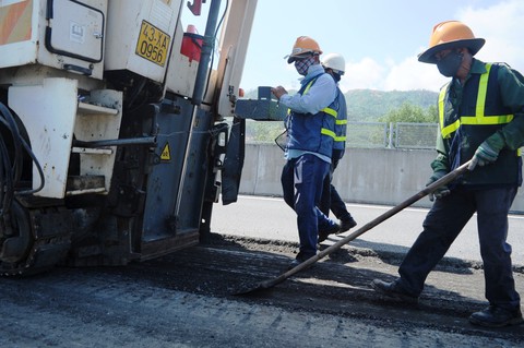 Phát hiện vết dầu loang trên đường cao tốc Đà Nẵng - Quảng Ngãi - Ảnh 4. Phát hiện vết dầu loang trên đường cao tốc Đà Nẵng - Quảng Ngãi - Ảnh 4.