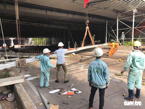 Xe tải kéo sập mái che, phong tỏa hầm Thủ Thiêm - Ảnh 2. Xe tải kéo sập mái che, phong tỏa hầm Thủ Thiêm - Ảnh 2.