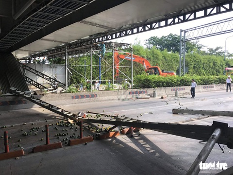 Xe tải kéo sập mái che, phong tỏa hầm Thủ Thiêm - Ảnh 3. Xe tải kéo sập mái che, phong tỏa hầm Thủ Thiêm - Ảnh 3.