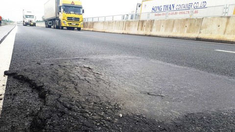 Làm rõ trách nhiệm cá nhân, tập thể vụ hư hỏng cao tốc Đà Nẵng - Quảng Ngãi - Ảnh 2. Làm rõ trách nhiệm cá nhân, tập thể vụ hư hỏng cao tốc Đà Nẵng - Quảng Ngãi - Ảnh 2.