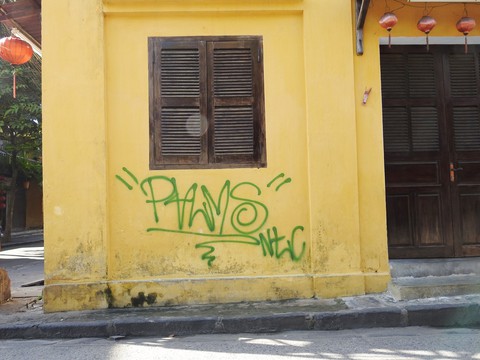 Tường vàng xưa Hội An đang bị graffiti băm nát - Ảnh 3. Tường vàng xưa Hội An đang bị graffiti băm nát - Ảnh 3.