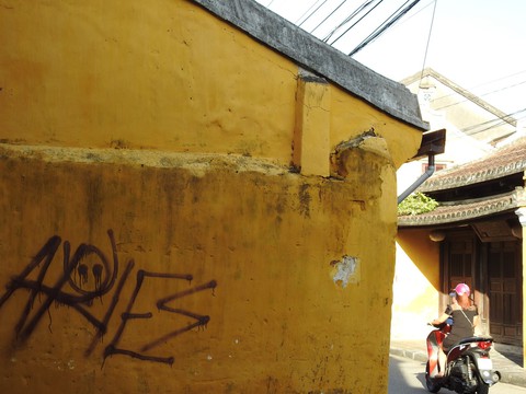 Tường vàng xưa Hội An đang bị graffiti băm nát - Ảnh 5. Tường vàng xưa Hội An đang bị graffiti băm nát - Ảnh 5.