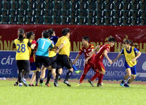 Xin bớt khắt khe với các cầu thủ nữ - Ảnh 1. Xin bớt khắt khe với các cầu thủ nữ - Ảnh 1.