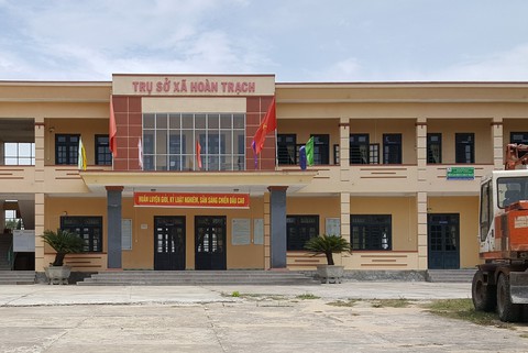 Chủ tịch xã bị cách chức vì để vợ “lạc” vào hộ nghèo - Ảnh 1. Chủ tịch xã bị cách chức vì để vợ “lạc” vào hộ nghèo - Ảnh 1.