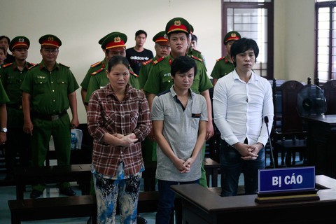 Ba công nhân Công ty Pouyuen Việt Nam ném đá cảnh sát cơ động lãnh án tù - Ảnh 1. Ba công nhân Công ty Pouyuen Việt Nam ném đá cảnh sát cơ động lãnh án tù - Ảnh 1.