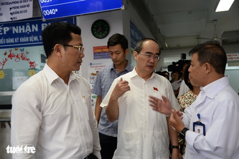 Bí thư Nguyễn Thiện Nhân thăm người dân quận 4, quận 2 - Ảnh 1. Bí thư Nguyễn Thiện Nhân thăm người dân quận 4, quận 2 - Ảnh 1.