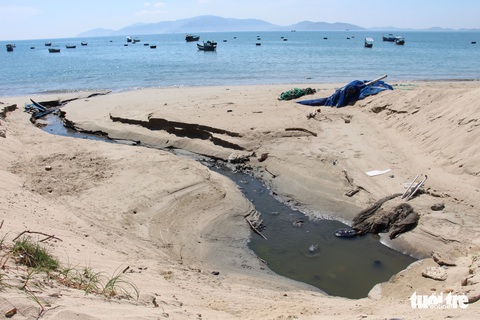 Rùng mình với cống nước thải xả trực tiếp ra vịnh Nha Trang - Ảnh 2. Rùng mình với cống nước thải xả trực tiếp ra vịnh Nha Trang - Ảnh 2.