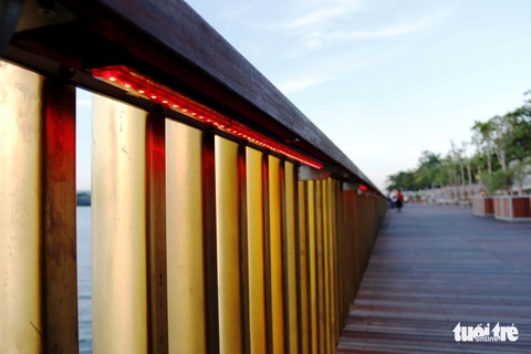 Cận cảnh cầu đi bộ bằng gỗ lim dọc sông Hương - Ảnh 8. Cận cảnh cầu đi bộ bằng gỗ lim dọc sông Hương - Ảnh 8.
