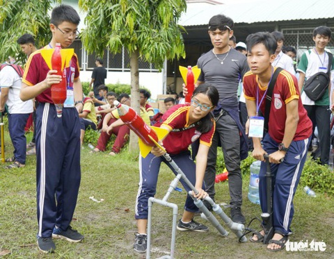 Gần 900 học sinh tranh tài bắn tên lửa nước - Ảnh 1. Gần 900 học sinh tranh tài bắn tên lửa nước - Ảnh 1.